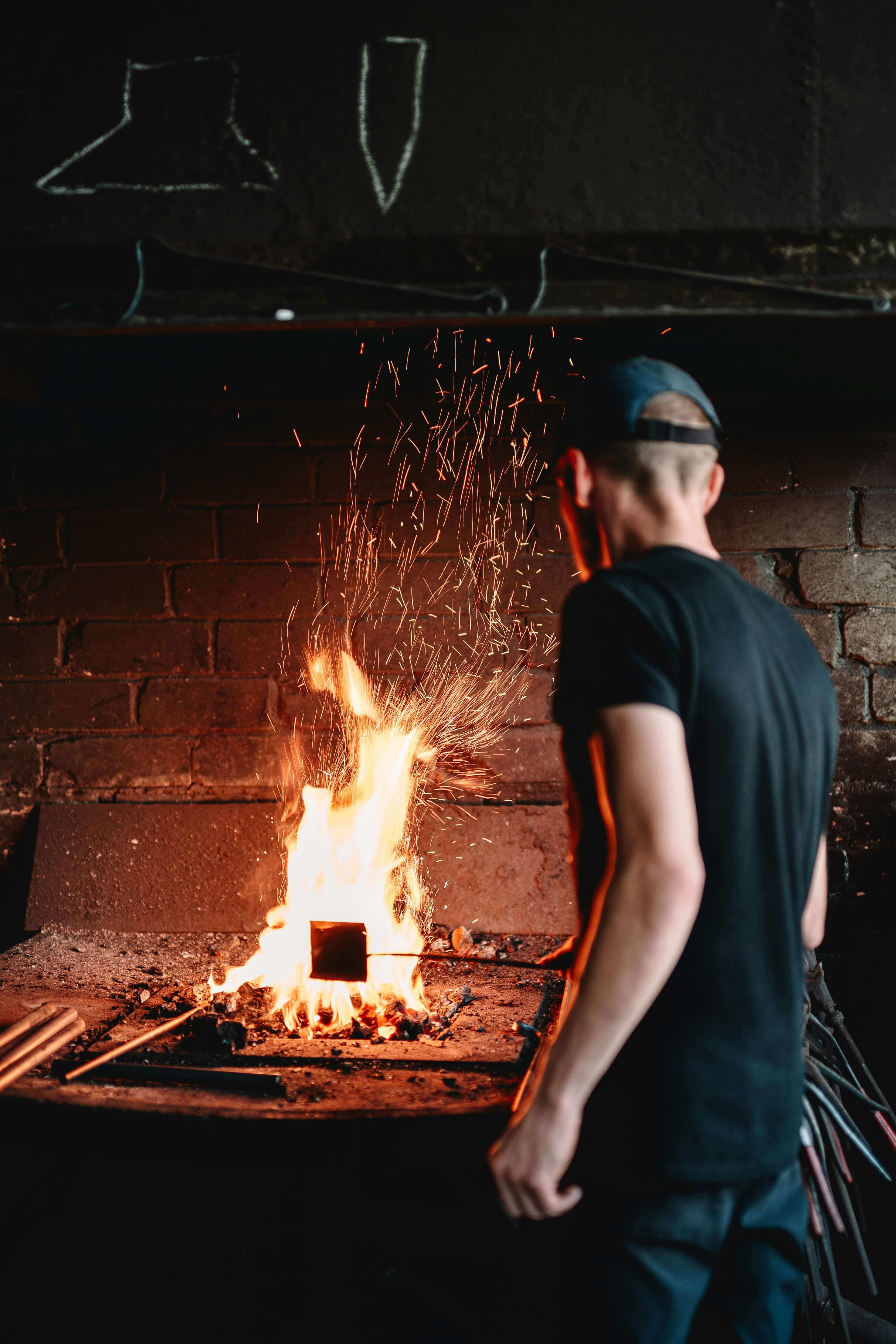 Hochwertiges Messer neben einem frischen Stück Fleisch auf einem rustikalen Holztisch. Messer für Fleisch – ideal für saubere, präzise Schnitte und exakte Ergebnisse.