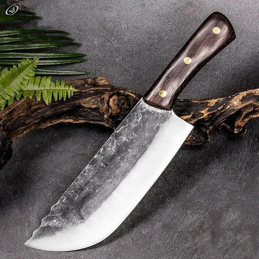 Cleaver Messer mit geschmiedeter Damaszenerstahlklinge in Nahaufnahme. Damaszener Cleaver Messer – geschmiedete Klinge für präzises und kraftvolles Schneiden.