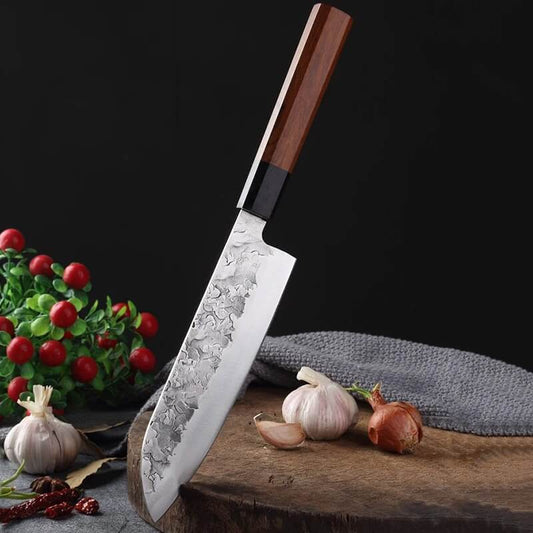 Handgeschmiedetes Santoku Messer mit scharfer Edelstahlklinge und ergonomischem Holzgriff. Hochwertiges Santoku Messer – ideal für präzise Schnitte und vielseitige Kochanwendungen.