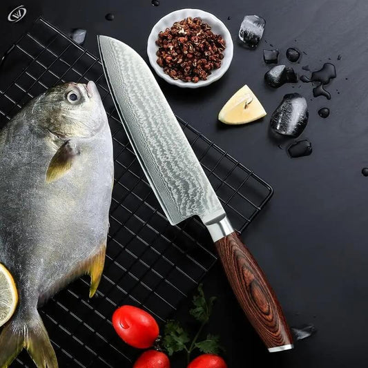 Santoku Messer mit Damaszenerklinge und ergonomischem Holzgriff – Perfekt für präzises Schneiden. Santoku Messer: Handgeschmiedeter Allrounder für Fleisch, Gemüse & Fisch. Scharf & langlebig.